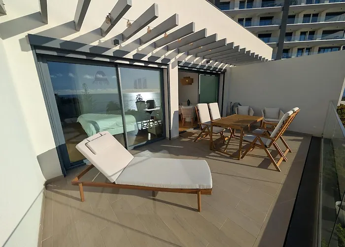 Breathtaking Oceanfront Living, Sunset Facing 3-bedroom Flat In Acqua Residences アパート