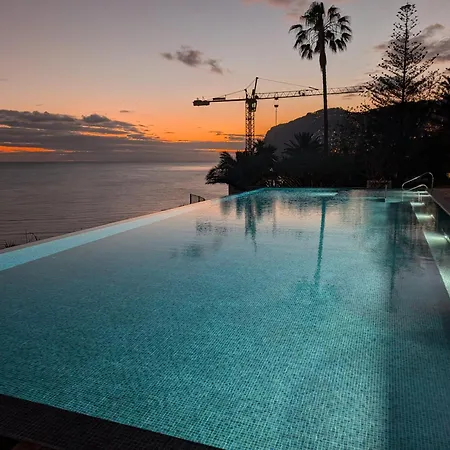 Breathtaking Oceanfront Living, Sunset Facing 3-bedroom Flat In Acqua Residences * Funchal (Madeira)