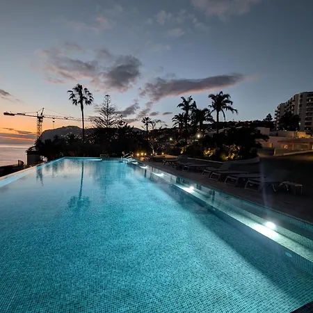 Breathtaking Oceanfront Living, Sunset Facing 3-bedroom Flat In Acqua Residences Funchal (Madeira)